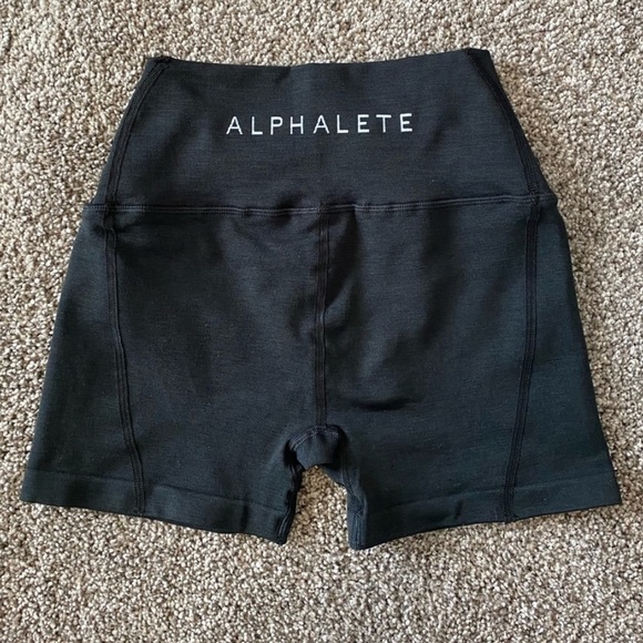 Alphalete Pants - Alphalete R6 shorts